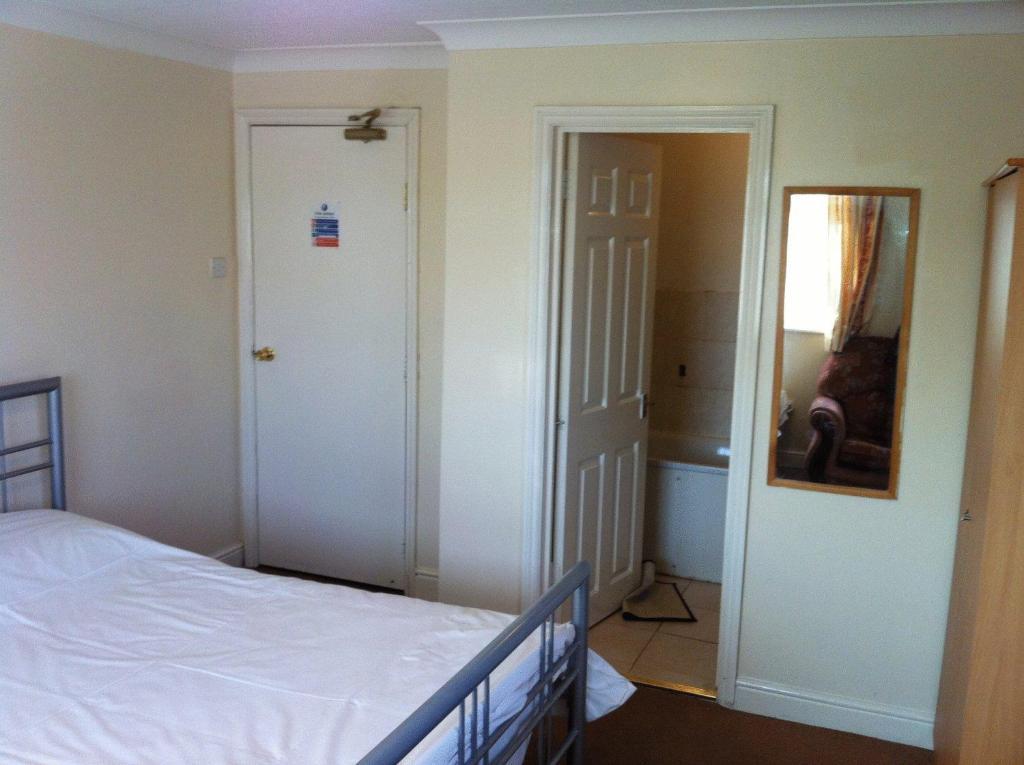 Hillingdon Lodge Room photo